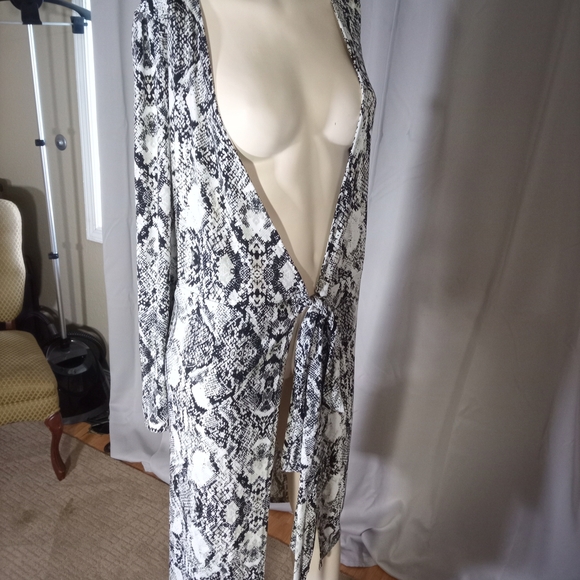 INC International Concepts Black and White Robe Intimates - Picture 1 of 2